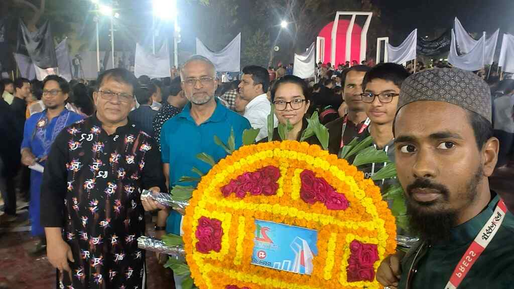 শহীদ মিনারে শ্রদ্ধা জানাতে সকালবেলা টিম